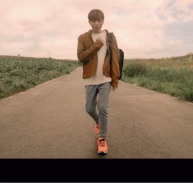 Sức hút mạnh mẽ của hai chàng trai này đã làm cho các cư dân facebook bị quay vòng, chuyển hướng sang mua sắm đôi sneaker “made in Vietnam” này thay vì những dòng giày thịnh hành như Nike hay Adidas.