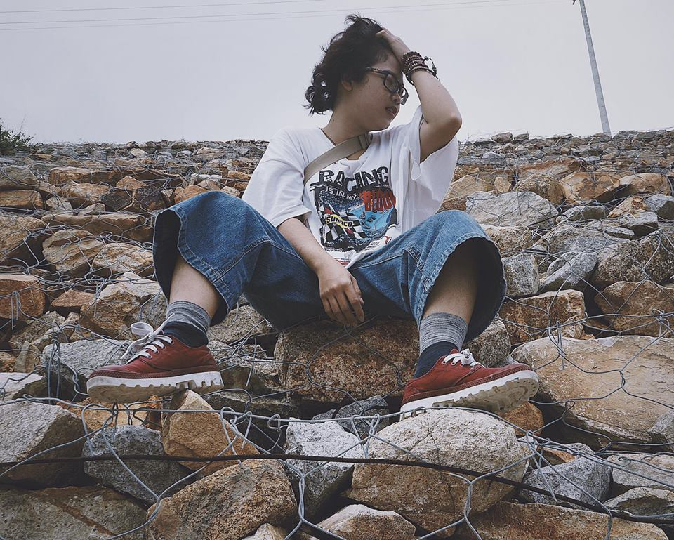 Quay trở lại clip cover có tên "ngực lép" của mình, Vũ Châu đã mang đến những so sánh cho các bạn có vòng một khiêm tốn rằng, họ có thể nô đùa thỏa thích mà không bị vướng víu hay có thể nắm sấp mà không bị tắt thở.