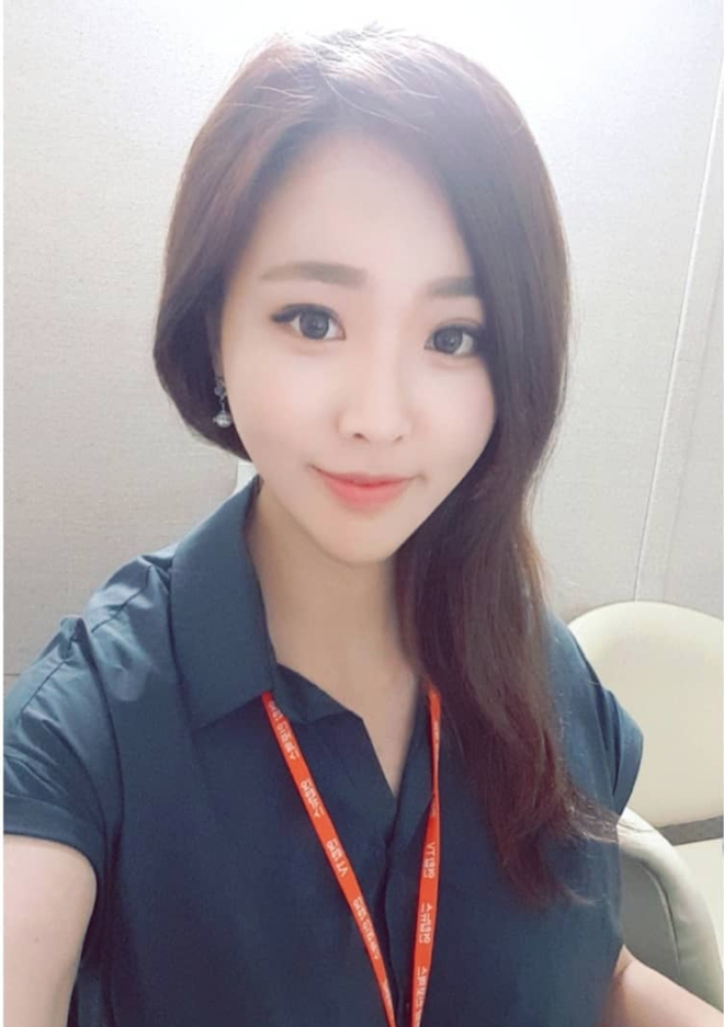 Ngoài việc học tập, Han Ji Ee còn có đam mê thời trang. Cô từng xuất hiện trên tờ Vogue Girl Hàn Quốc năm 2014.