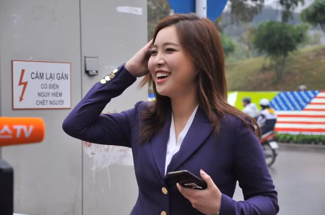 Từ khi còn là sinh viên đại học, Ji Ee đã nổi tiếng vì vẻ ngoài xinh đẹp và thành tích học tập ấn tượng. Cô từng đảm nhiệm chức Chủ tịch Hội sinh viên trường đại học Ehwa - ngôi trường từng đào tạo nữ Thủ tướng và các Đệ nhất phu nhân của Hàn Quốc.