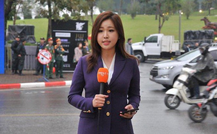 Năm 2012, Han Ji Ee từng đại diện nước mình tham gia cuộc thi Hoa hậu Sinh viên Thế giới (World Miss University) và giành giải Người đẹp truyền thông.