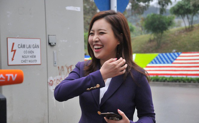 Ngay lập tức, danh tính của cô gái này đã được dân mạng truy lùng. Được biết, nữ phóng viên tên là Han Ji Ee, hiện đang công tác tại kênh YonHap News TV.