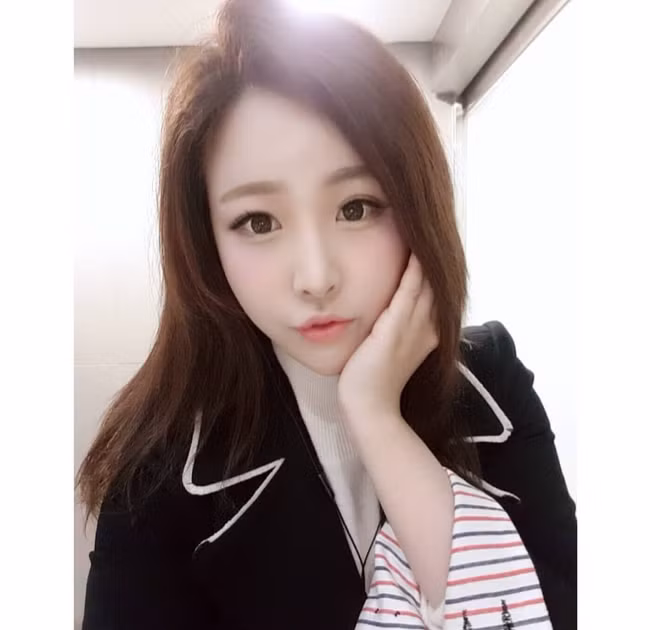 Khác với tác phong chuyên nghiệp khi lên hình, ngoài đời Ji Ee là cô gái trẻ trung và dễ thương.