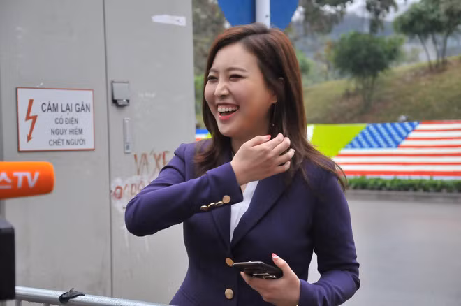 Là sinh viên thuộc khoa Văn học Hàn quốc, Ji Ee được đánh giá cao về tài năng văn chương và giành nhiều giải thưởng văn cấp quốc gia như giải Bạc văn chương trẻ Daesan lần thứ 17, giải nhì hùng biện tiếng anh cấp quốc gia năm 2009.