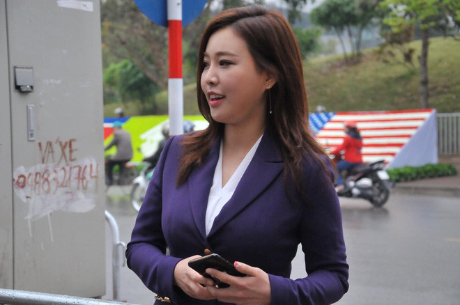 Cũng chính bởi vẻ đẹp của mình, nữ phóng viên trẻ này đã khiến nhiều người không ngại xin chụp hình lưu niệm cùng cô ngay sau khi dẫn xong bản tin về Hội nghị thượng đỉnh Mỹ-Triều lần 2.