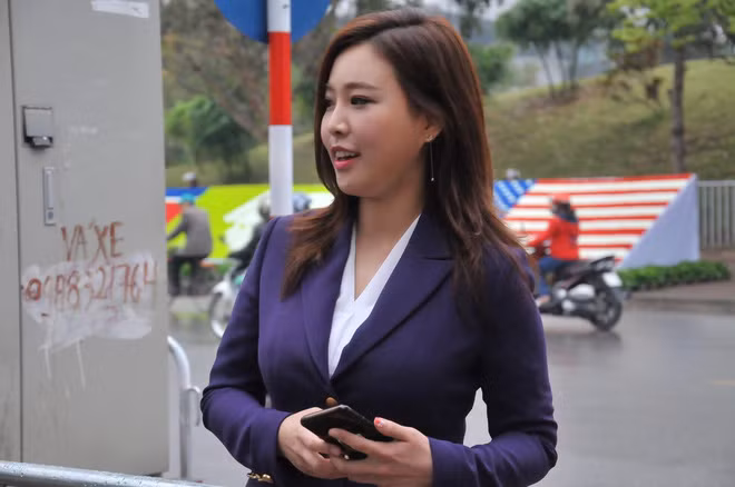 Cũng chính bởi vẻ đẹp của mình, nữ phóng viên trẻ này đã khiến nhiều người không ngại xin chụp hình lưu niệm cùng cô ngay sau khi dẫn xong bản tin về Hội nghị thượng đỉnh Mỹ-Triều lần 2.
