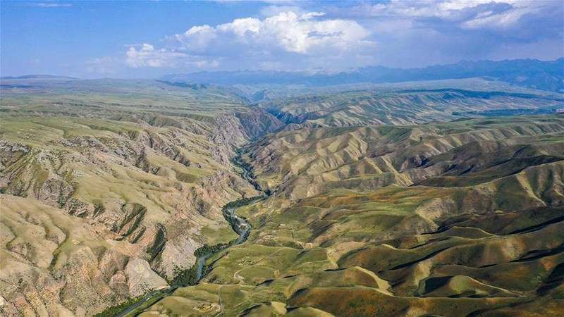 Phong cảnh trùng trùng với con sông giữa thảo nguyên xanh.