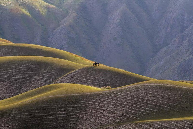 Cưỡi ngựa trên thảo nguyên luôn là khám phá, trải nghiệm khó quên với du khách.