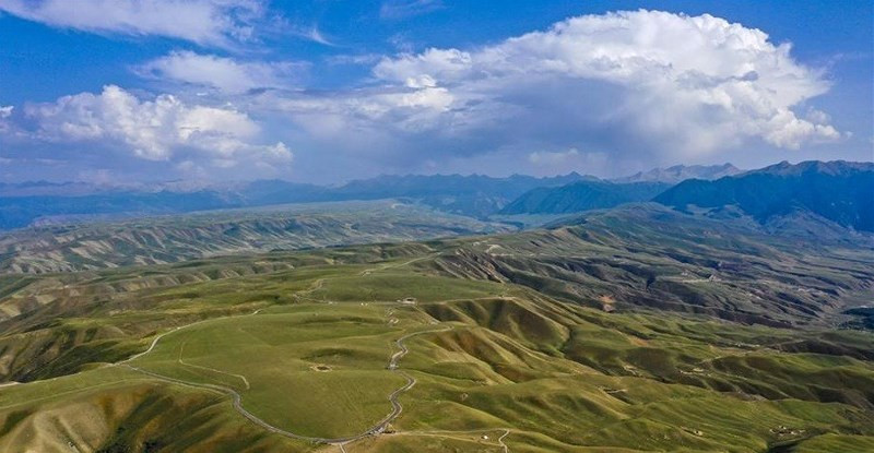 Hoàng hôn trên thảo nguyên tại Tân Cương.