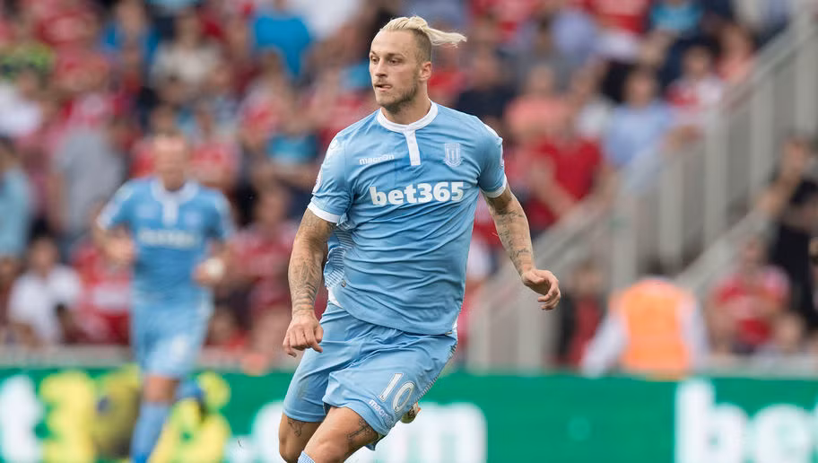 Thi đấu không quá nổi bật, thế nhưng Marko Arnautovic của Stoke City lại được chú ý bằng mái đầu bạch kim và buộc vổng về phía sau.