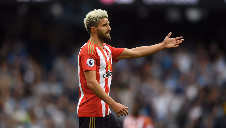 Franco Borini của Sunderland đã từ bỏ mái tóc đen theo kiểu under cut để gia nhập trào lưu các cầu thủ có màu tóc bạch kim.