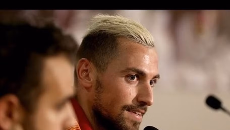 Mùa hè 2016 chứng kiến hàng loạt các ngôi sao bóng đá thế giới nhuộm tóc bạch kim, đây gần như một trào lưu của các cầu thủ. Người mới đây nhất sở hữu màu tóc bạch kim không ai khác chính là Sinan Gumus của CLB Galatasaray.