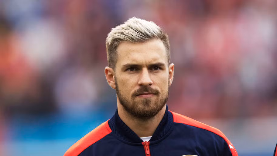 Euro 2016 trên đất Pháp, Aaron Ramsey đã trình làng mái tóc bạch kim siêu đẹp của mình trong màu áo của ĐT Xứ Wales.