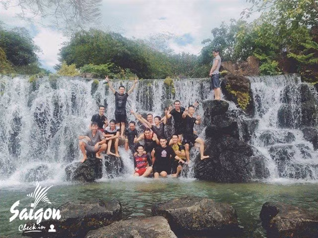 "Làng Cù Lần Đồng Nai" hay "thiên đường biển trên rừng" là tên gọi khác của khu du lịch Suối Mơ nằm cách Sài Gòn khoảng hơn 3 tiếng chạy xe. Nơi thu hút du khách bởi sở hữu phong cảnh hữu tình với những thác nước bọt tung trắng xóa và hệ sinh thái đa dạng.