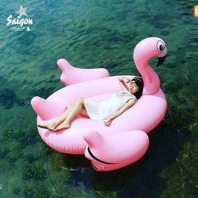 Trong những ngày Sài Gòn nắng nóng, được hòa mình vào làn nước xanh mát tại các hồ nước thiên nhiên của làng cù lần thì còn gì thoải mái hơn.