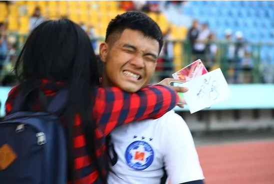 Hà Đức Chinh đúng là "vựa muối" bởi bất cứ đâu, anh chàng này cũng tạo ra được trò đùa cho nhiều người. Khuôn mặt biểu cảm sung sướng đến tột độ của Chinh "đen" sau khi được một fan nữ ôm thắm thiết.