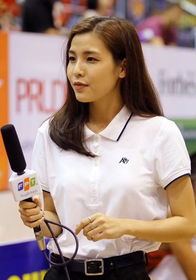 Cô gái ấy chính là biên tập viên thể thao Tường Vy, hiện đang cộng tác cho một kênh truyền hình ở TP HCM. Tường Vy đã thực sự tạo nên một điểm nhấn nổi bật với chính khán giả cũng như các đồng nghiệp của mình.