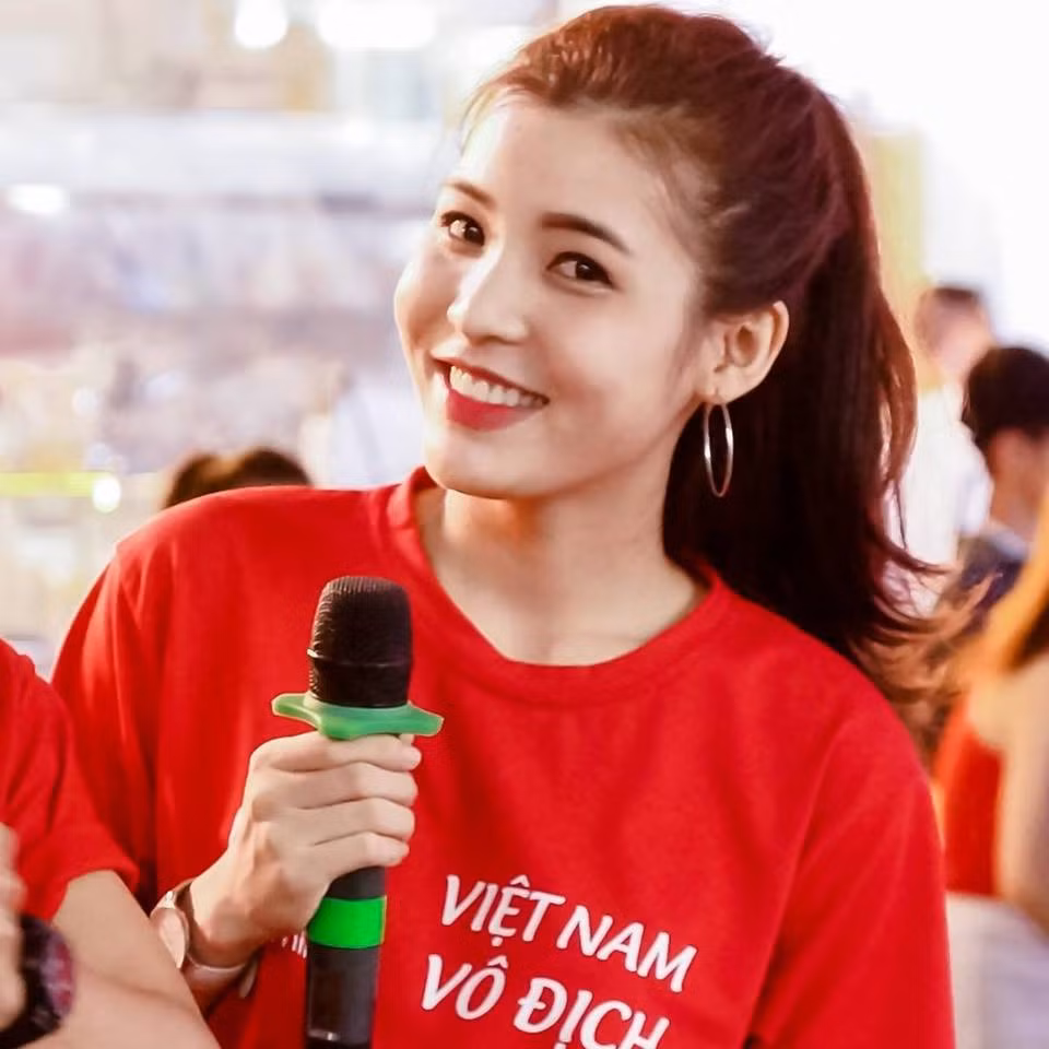 Chỉ là tay ngang sang nghiệp biên tập viên thể thao, Tường Vy Đ âm sự mình sẽ học hỏi nhiều hơn từ đàn anh đi trước và cô gái quê gốc Nha Trang này nhận ra rằng MC không chỉ nói thôi là được mà phải diễn đạt sao cho khán giả nhớ, yêu mới là thành công.