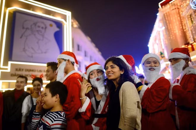 Dòng người tấp nập hóa trang thành những nhân vật điển hình của lễ Noel sẽ biến không gian văn hóa đi bộ Hồ Gươm trở nên vô cùng thú vị và là điểm đến được các bạn trẻ lựa chọn. Ảnh: Hoàng Duy