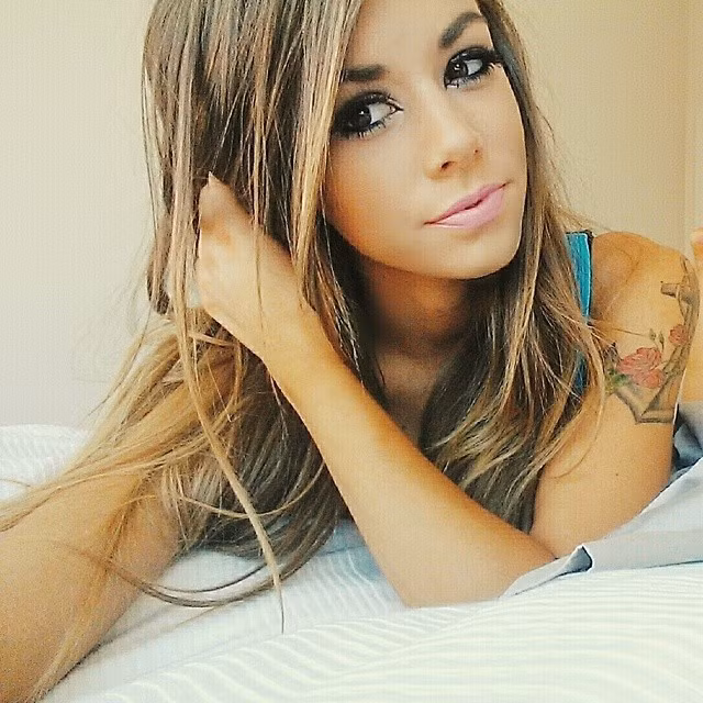 Vẻ nóng bỏng là điều không cần bàn cãi với thân hình của Juli Annee, từng đường cong của cô nàng này khiến mọi người phải ngắm nhìn chằm chằm.
