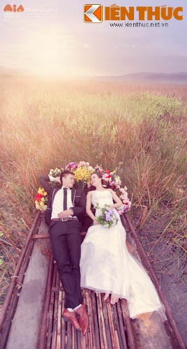 Nhưng cái kiêu kì của một cô gái tên Mai mới lớn lại lấn át sự nhút nhát của Công, mãi đến 3 năm sau đó anh chàng mới lấy hết can đảm để tỏ tình. Lời tỏ tình ấp úng dưới ánh đèn lộng lẫy của đêm giáng sinh khiến Mai cảm động và đồng ý.