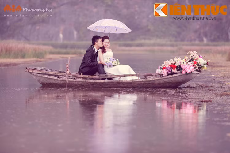 Công biết tình cảm của mình đã dần được đáp trả, bởi tình yêu cứ nhẹ nhàng nảy nở trong Mai từ tình cảm “thinh thích” trẻ con ngày trước.