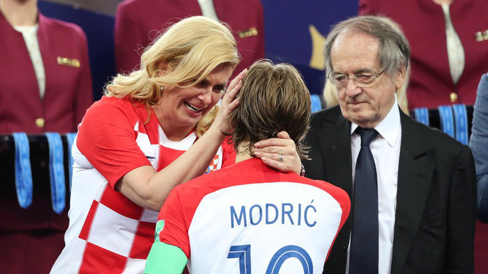 Tổng thống Croatia an ủi tiền vệ Luka Modric sau trận chung kết vào tối 15-7 - Ảnh: RT Tổng thống Croatia an ủi tiền vệ Luka Modric sau trận chung kết vào tối 15-7 - Ảnh: RT