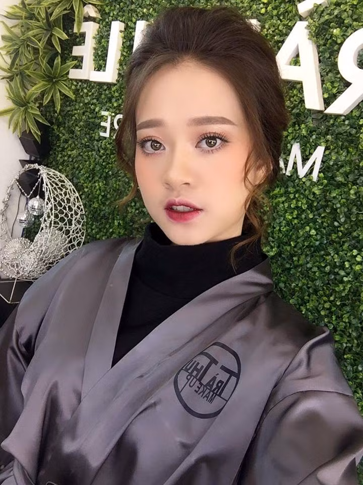 Được biết, Mai Anh trước đây từng cộng tác với một số tạp chí tuổi teen trong vai trò người mẫu ảnh, nhưng vì ngày đó còn khá ít tuổi nên gia đình không đồng ý cho cô theo đuổi con đường người mẫu ảnh.