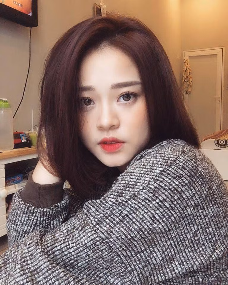 Cô nàng sở hữu vẻ đẹp giống hot girl 9X Chi Pu được nhắc đến ở đây là Trương Hoàng Mai Anh, cũng sinh năm 1993 và hiện đang sinh sống tại Hà Nội. Bạn trẻ này từng là nữ sinh viên của trường Đại Học Kinh doanh- Công nghệ, Hà Nội.