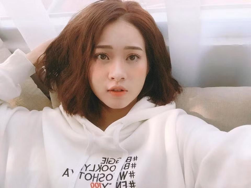 Cũng từ đó, Mai Anh thường xuyên nhận được lời mời tham gia chụp mẫu. Và cũng vào khoảng thời gian này, những điểm giống nhau giữa Mai Anh và Chi Pu được nhiều dân mạng phát hiện.