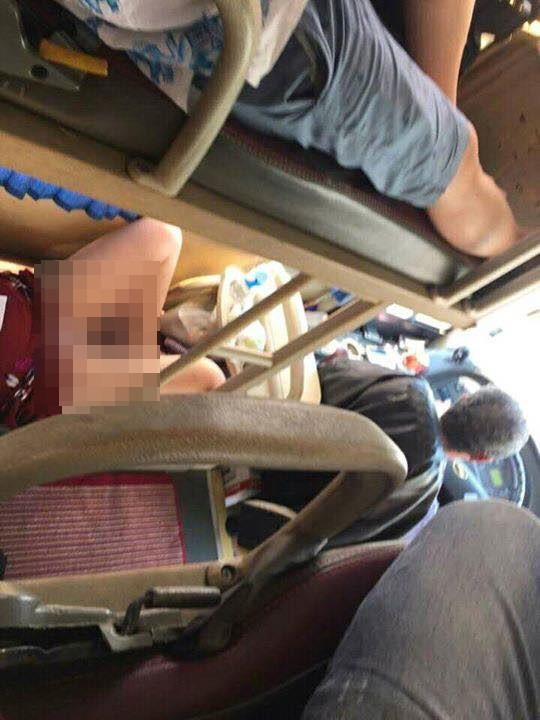 Từ những hình ảnh đó, nhiều người băn khoăn không biết do sở thích hay do sự vô duyên thực sự mà các cô gái có hành động phản cảm như vậy.