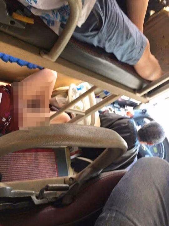 Từ những hình ảnh đó, nhiều người băn khoăn không biết do sở thích hay do sự vô duyên thực sự mà các cô gái có hành động phản cảm như vậy.