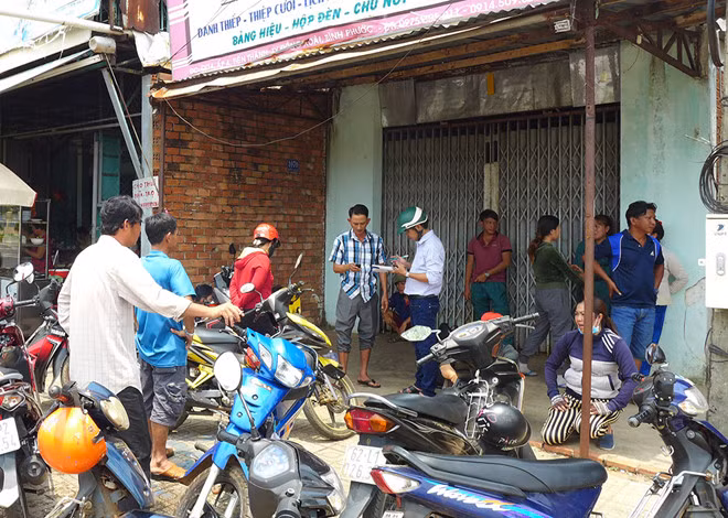 Người dân tụ tập theo dõi vụ việc. Ảnh: H.B.