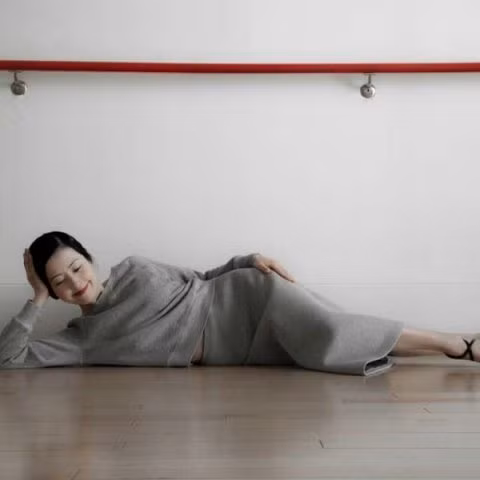 Bên cạnh đó, cựu người mẫu này còn trang điểm nhẹ nhàng khi ra khỏi nhà và đặc biệt là vùng mắt, môi vì càng trang điểm dày càng dễ lộ nếp nhăn.