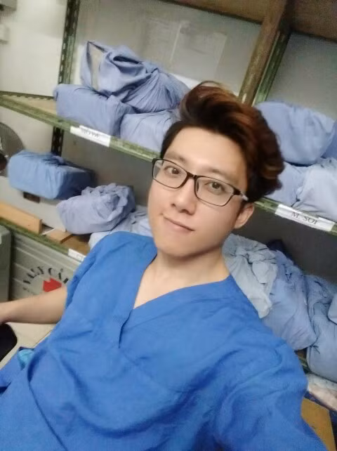 Trần Vũ Quang hút hồn các fan nữ của mình nhờ vẻ ngoài khá lãng tử với khuôn mặt đẹp, làn da trắng sáng và mái tóc bồng bềnh. Chính vì thế, nhiều người nhận xét rằng anh chàng này đẹp chẳng kém cạnh các nam thần của showbiz Hàn Quốc.