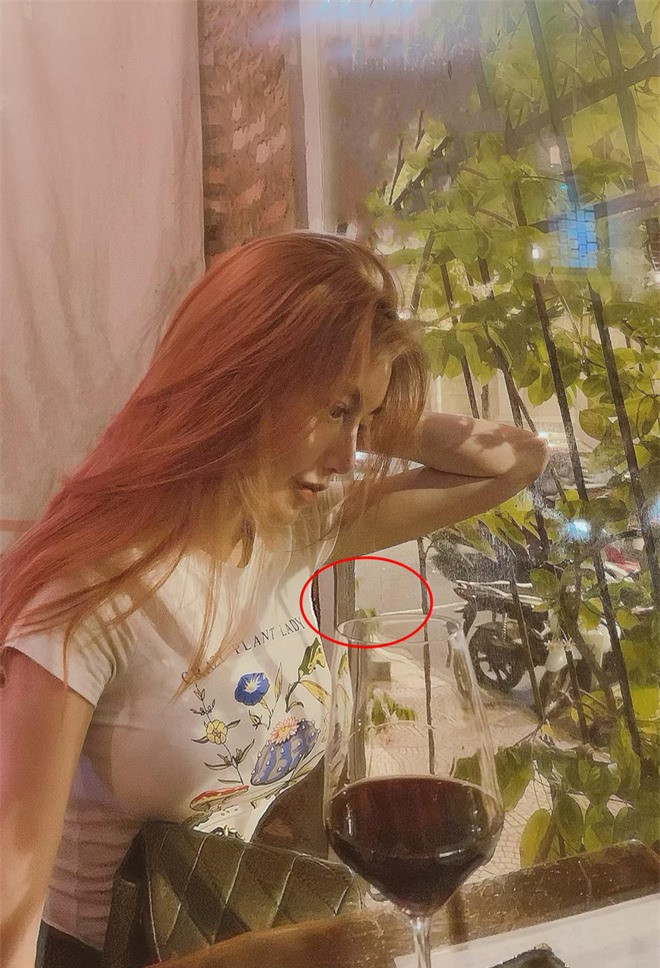 Có vẻ như để vòng eo thêm phần nhỏ và cân đối hơn khi lên hình, hot girl Elly Trần đã "nắn bóp" đôi chút và gây ảnh hưởng tới cả chân tường phía sau.