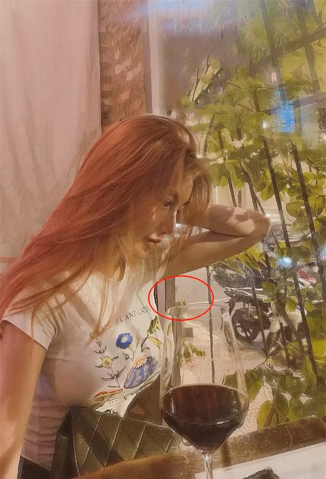 Có vẻ như để vòng eo thêm phần nhỏ và cân đối hơn khi lên hình, hot girl Elly Trần đã "nắn bóp" đôi chút và gây ảnh hưởng tới cả chân tường phía sau.