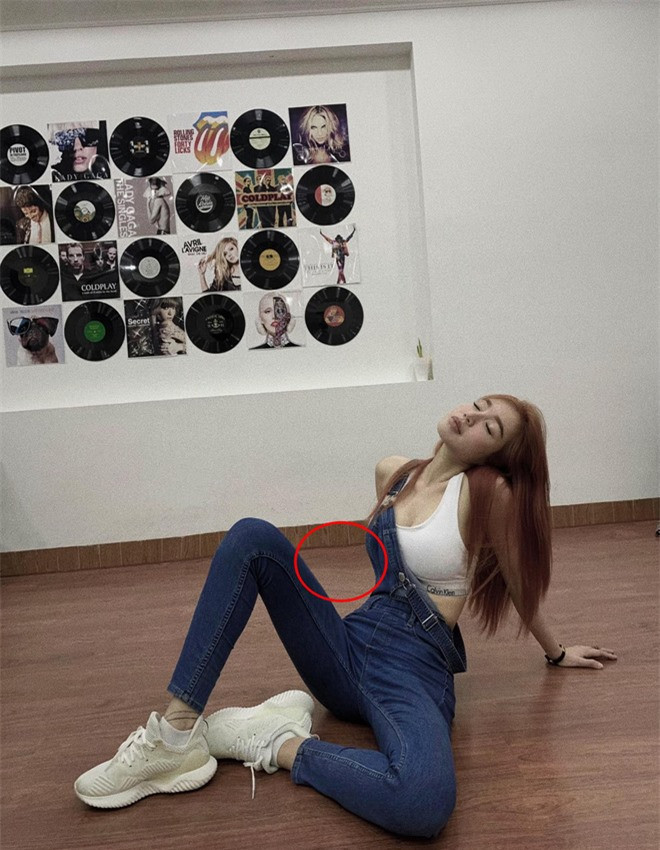 Trên Facebook cá nhân, hot mom Elly Trần thu hút đông đảo sự chú ý khi đăng tải hình ảnh khoe vòng eo con kiến dưới 60cm đáng ngưỡng mộ. Thế nhưng, chưa kịp hết xuýt xa trước vóc dáng chuẩn mực của bà mẹ hai con, dân mạng đã nhanh chóng nhận ra điểm bất thường với phần chân tường bị méo mó.