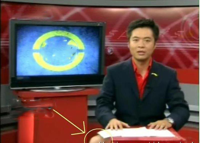 Các MC truyền hình luôn lên sóng với những trang phục được chuẩn bị tươm tất lịch sự, nếu là nam thì sẽ là áo vest, caravat còn với nữ là áo dài hoặc những chiếc áo sơ-mi công sở. Tuy nhiên, ít ai biết rằng sau sự thật phần dưới của họ khiến nhiều người phải ngỡ ngàng.