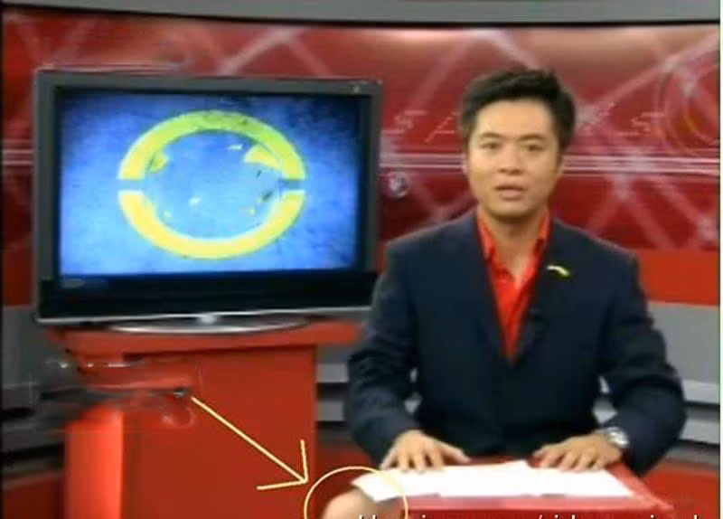 Các MC truyền hình luôn lên sóng với những trang phục được chuẩn bị tươm tất lịch sự, nếu là nam thì sẽ là áo vest, caravat còn với nữ là áo dài hoặc những chiếc áo sơ-mi công sở. Tuy nhiên, ít ai biết rằng sau sự thật phần dưới của họ khiến nhiều người phải ngỡ ngàng.