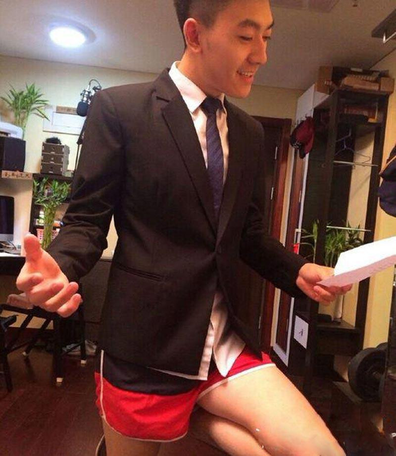 Phần trên mặc vest rất chỉnh tề để chuẩn bị lên sóng nhưng phần dưới của nhiều MC lại chỉ là chiếc quần đùi khá ngắn để tạo được sự thoải mái.