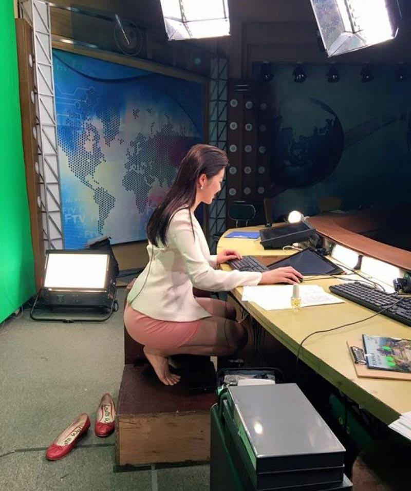 Không có ghế thì có thể ngồi xổm thể dẫn chương trình truyền hình.