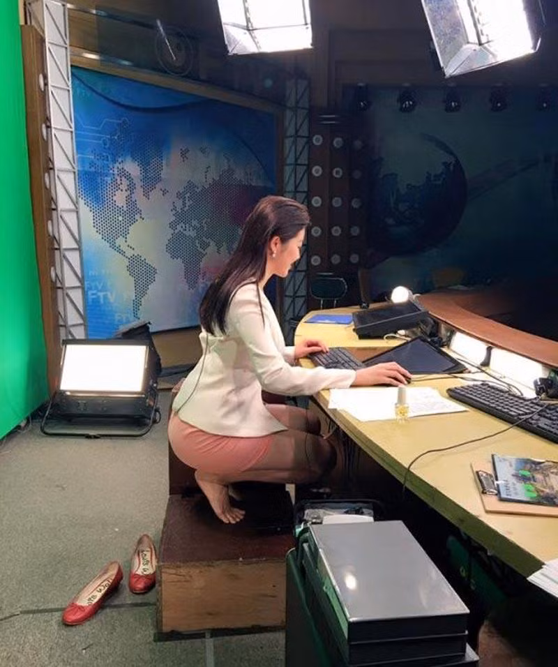 Không có ghế thì có thể ngồi xổm thể dẫn chương trình truyền hình.