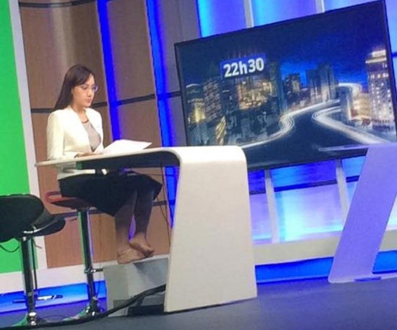 Do được che chắn phần chân khá kĩ lưỡng và phần hình chỉ ăn vào phần trên của cơ thể, nên các MC thoải mái diện đồ cá nhân.