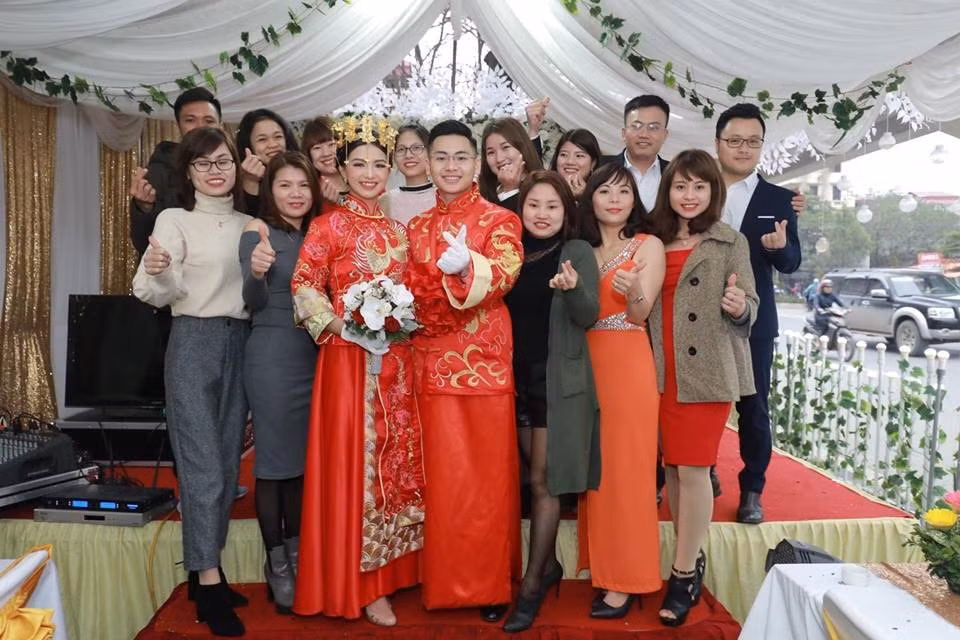 Đặc biệt, với màn giải tiền trên phố, cô dâu Nhật Anh giải thích: "Bác chồng mình yêu cầu khi đi qua cầu hoặc ngã tư thì phải rắc muối gạo và tiền lẻ đã chuẩn bị sẵn để mọi việc được thuận buồm xuôi gió. Các anh chị bên chồng mình khi lấy chồng lấy vợ cũng đều phải làm vậy. Không ngờ cư dân mạng thổi phồng ghê quá".