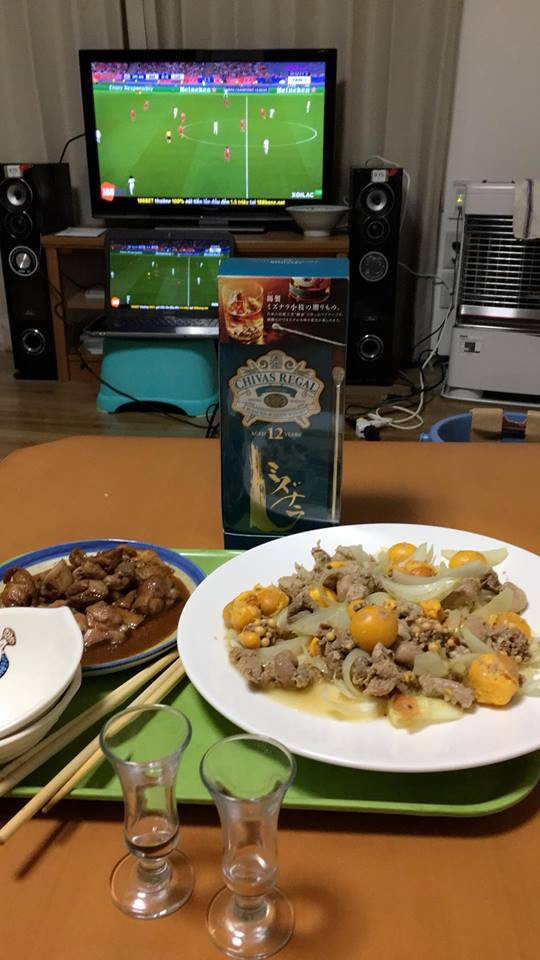 Một bữa đêm thịnh soạn được một dân mạng khoe trên mạng trong giờ nghỉ giải lao giữa cuộc thư hùng đầy cảm xúc giữa Bồ Đào Nha và Tây Ban Nha trong lượt trận đầu tiên World Cup 2018.