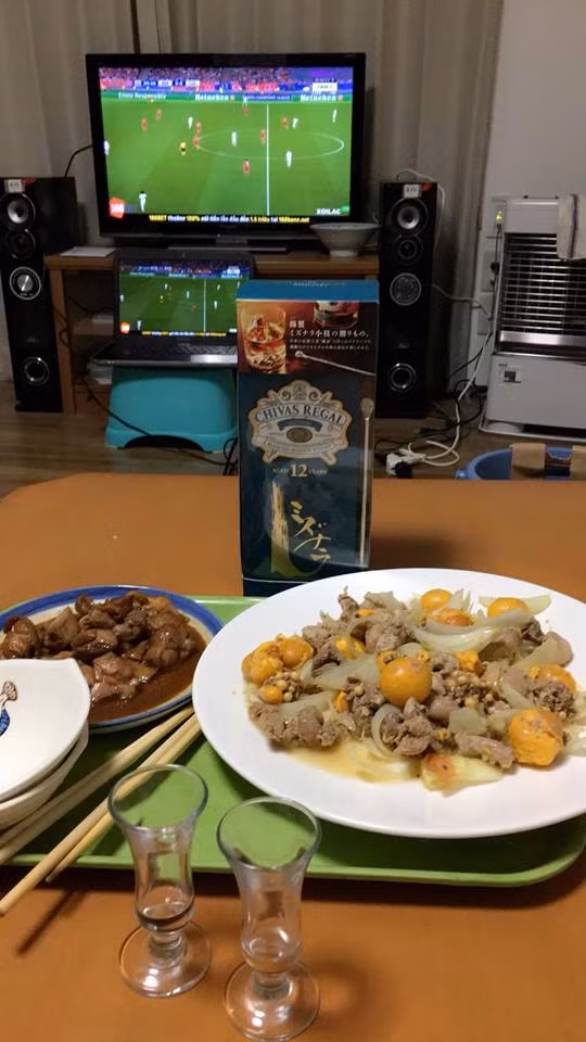 Một bữa đêm thịnh soạn được một dân mạng khoe trên mạng trong giờ nghỉ giải lao giữa cuộc thư hùng đầy cảm xúc giữa Bồ Đào Nha và Tây Ban Nha trong lượt trận đầu tiên World Cup 2018.