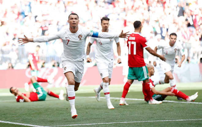 Chỉ trong vòng 10 phút đầu, Ronaldo đã có ít nhất 3-4 tình huống uy hiếp khung thành bên phía Marocco. Còn với đối thủ đến từ châu Phi, họ tiếp cận khung thành Rui Patricio bằng những tình huống bóng bổng và dường như họ không run sợ trước những "đòn" tấn công vũ bão đến từ Bồ Đào Nha. Những tình huống xuống bóng cánh của các cầu thủ Marocco luôn tiềm tàng nguy hiểm.