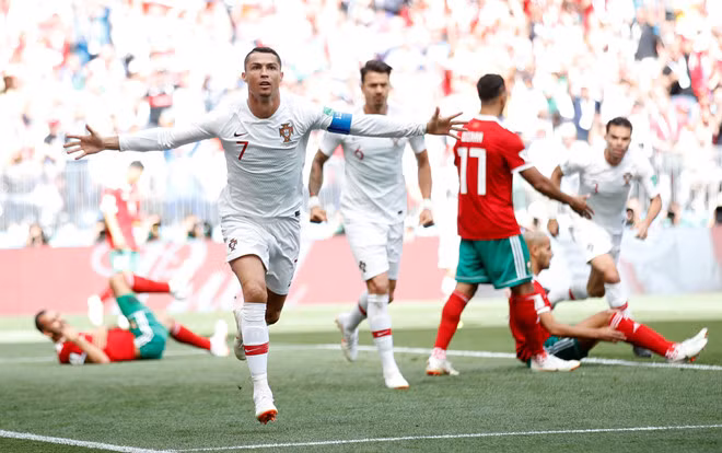 Chỉ trong vòng 10 phút đầu, Ronaldo đã có ít nhất 3-4 tình huống uy hiếp khung thành bên phía Marocco. Còn với đối thủ đến từ châu Phi, họ tiếp cận khung thành Rui Patricio bằng những tình huống bóng bổng và dường như họ không run sợ trước những "đòn" tấn công vũ bão đến từ Bồ Đào Nha. Những tình huống xuống bóng cánh của các cầu thủ Marocco luôn tiềm tàng nguy hiểm.