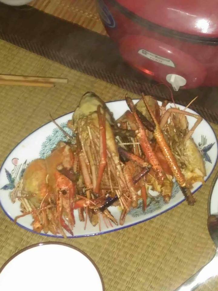 Trái ngược với cô em gái, thanh niên này lại rất thích ăn thân của con tôm nên không bao giờ xảy ra tình trạng tranh đồ ăn với em gái.